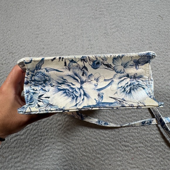 Betsey Johnson Kitsch Toile Pearl Blue and White Floral Phone Handbag Wireless - Picture 5 of 9